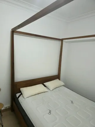 Cama de matrimonio de madera con colchón