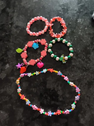 Pulseras infantiles de cuentas con collar. Todos 4