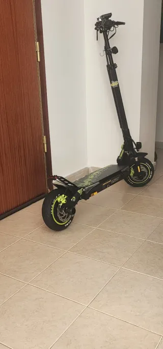 Patinete eléctrico con luces LED