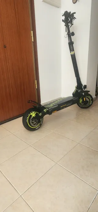 Patinete eléctrico con luces LED