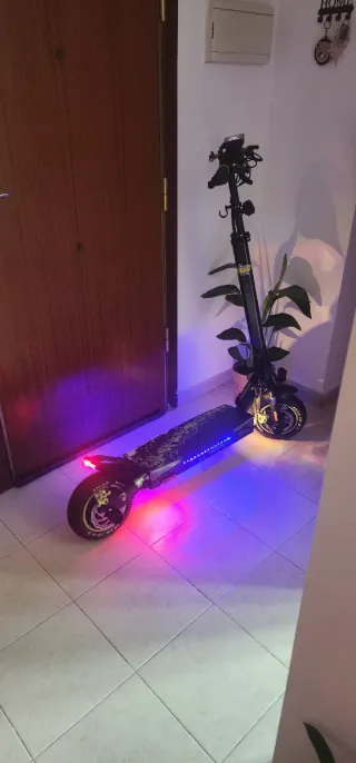 Patinete eléctrico con luces LED