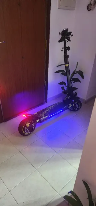 Patinete eléctrico con luces LED