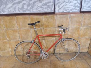 Bicicleta de carretera roja