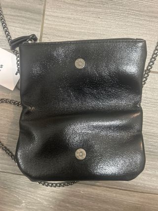 Bolso negro con cadena