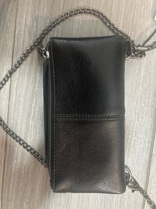 Bolso negro con cadena