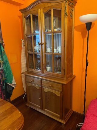 Alacena de madera con vitrina