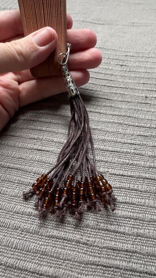 Abanico de tela con flores rojas