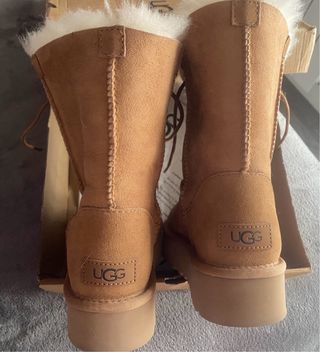 Botas UGG Marrones con Cordones y Estrella