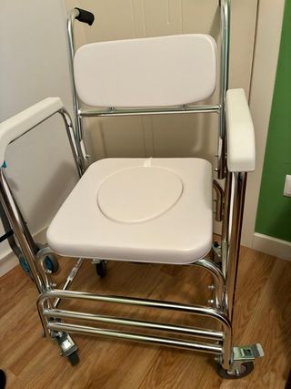 Silla ducha con WC incorporado. Con ruedas