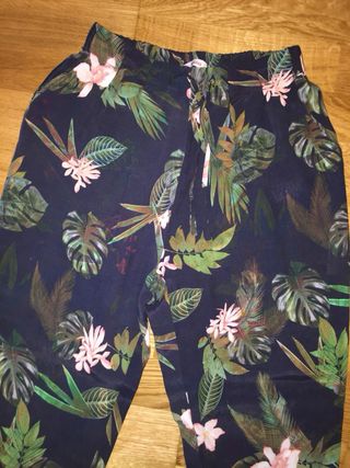 Pantalón estampado floral Bershka Talla S