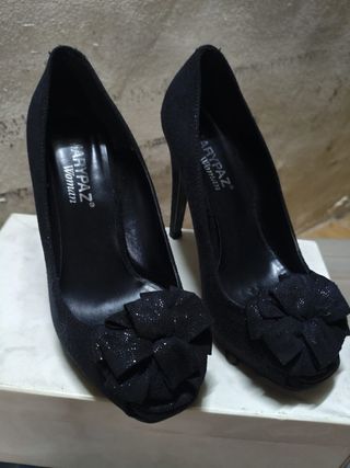 Zapatos de tacón Marypaz negros con lazo