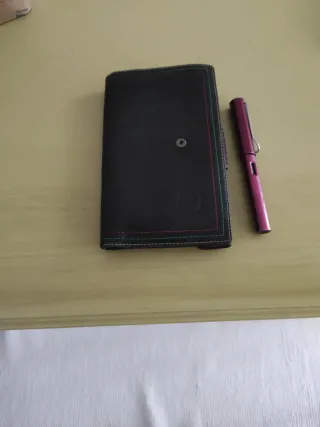 Cartera de piel con pespuntes