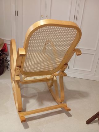 Mecedora de madera y ratán