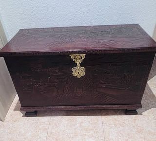 Baúl antiguo tallado