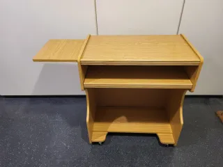 Mesa de ordenador con baldas extraíbles