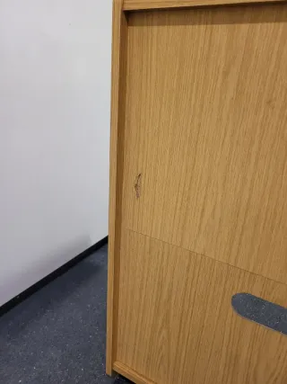 Mesa de ordenador con baldas extraíbles