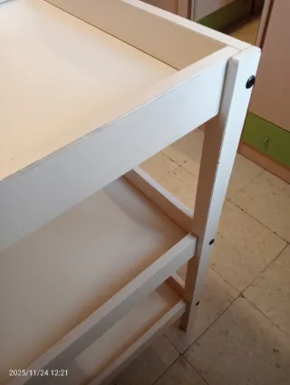 Cambiador de bebé blanco, más accesorios y colchón