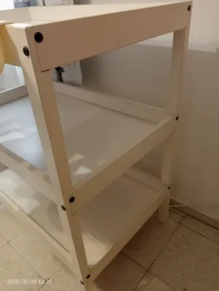 Cambiador de bebé blanco, más accesorios y colchón