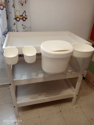 Cambiador de bebé blanco, más accesorios y colchón