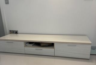 Mueble TV beige y blanco