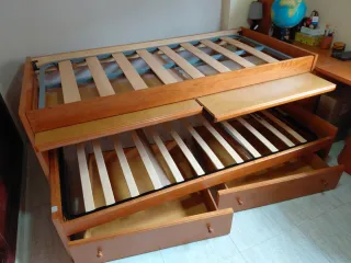Cama nido de madera con cajones y mesa