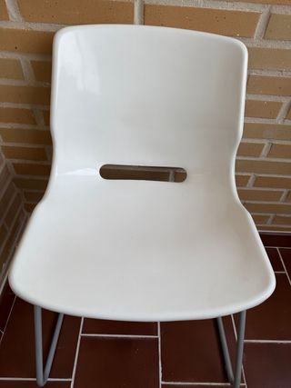 Silla de oficina blanca y gris