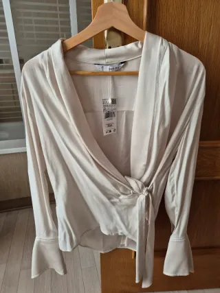 Camisa con lazada en cintura