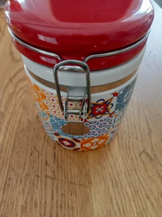 Barattolo in ceramica con decoro