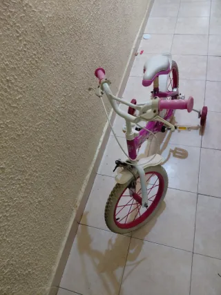 Bicicleta infantil rosa y blanca