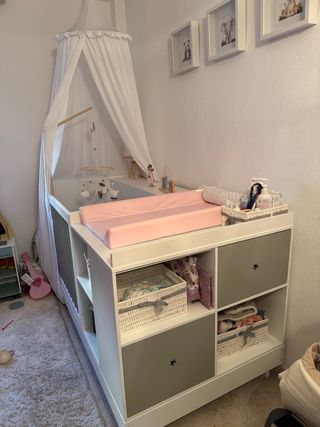 Cuna evolutiva con cambiador y biblioteca