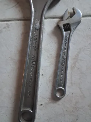 2 llaves inglesas ajustables