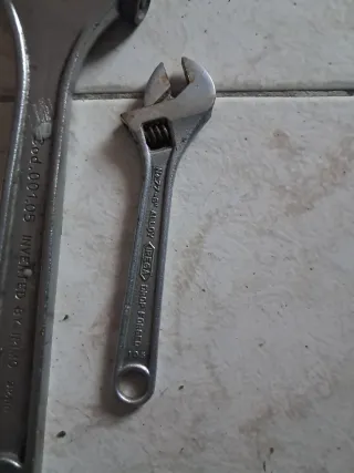 2 llaves inglesas ajustables