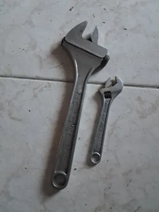 2 llaves inglesas ajustables