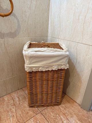 Cesto de mimbre con forro de tela