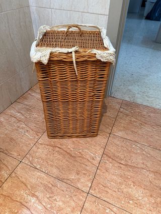 Cesto de mimbre con forro de tela