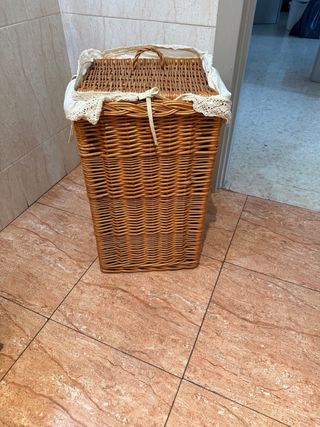 Cesto de mimbre con forro de tela