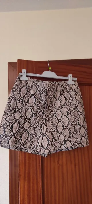 Pantalón corto efecto piel serpiente