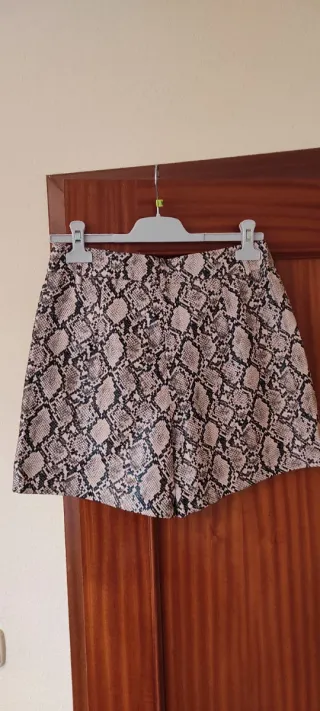 Pantalón corto efecto piel serpiente