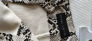 Pantalón corto efecto piel serpiente