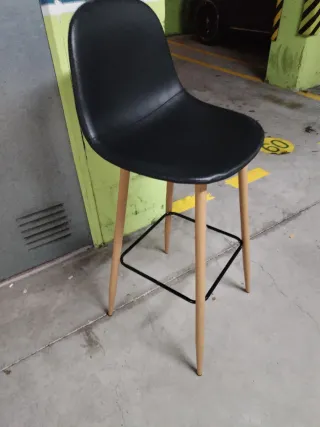 Taburete alto negro y madera