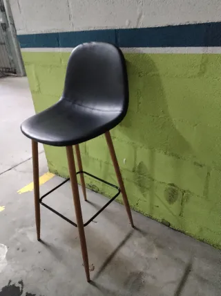 Taburete alto negro y madera