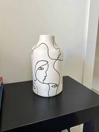 Jarrón Maison du Monde caras blanco