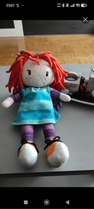 Muñeco de trapo con pelo rojo