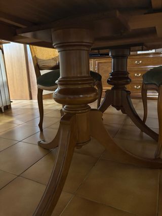 Mesa de comedor extensible y sillas