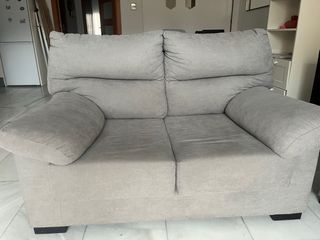 Dos sofás grises de tela