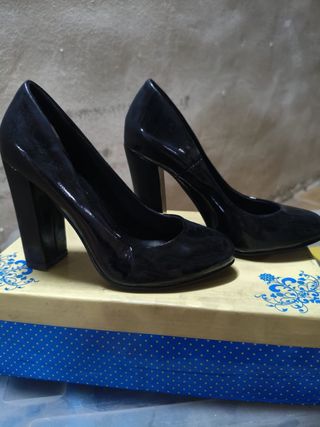 Zapatos de tacón negros charol