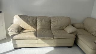 Sofá de piel beige y blanco