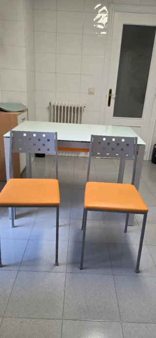 Conjunto mesa Comedor Cristal y Metal y 2 sillas