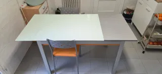 Conjunto mesa Comedor Cristal y Metal y 2 sillas