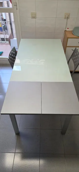 Conjunto mesa Comedor Cristal y Metal y 2 sillas